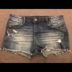 Fray hem side slit jean shorts